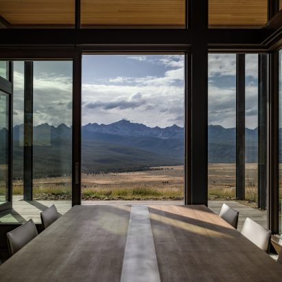 Dining room in Shaw Mesa by Michael Doty Architects