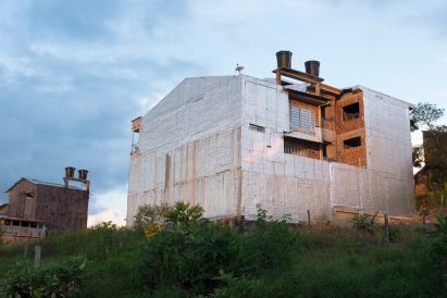 Aluminium sheeting on buildings in Colombia
