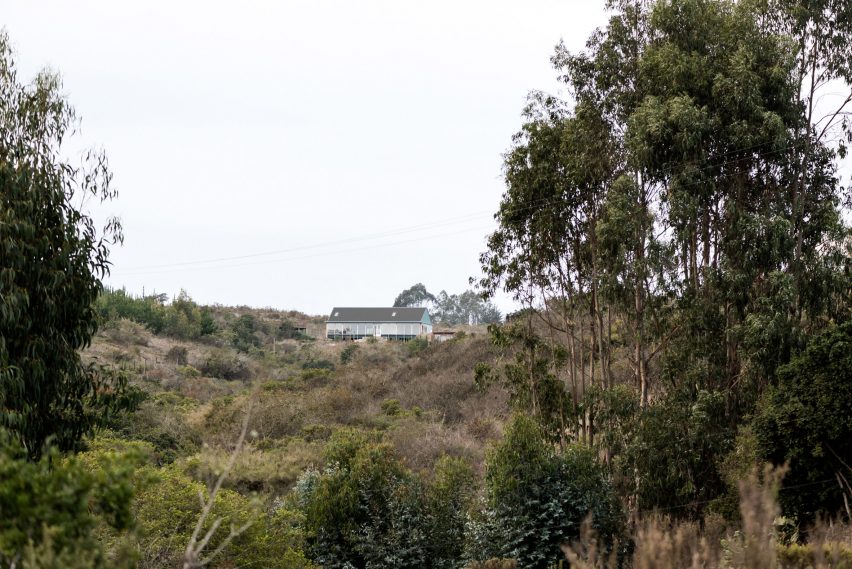 A distant photo outside of SP House by (E)StudioRO in Chile