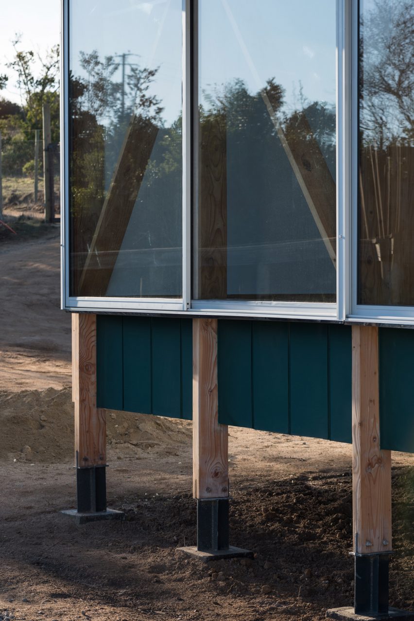 A detail photo of the exterior of SP House by (E)StudioRO in Chile