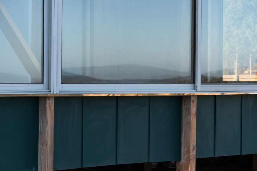 A detail photo of the exterior of SP House by (E)StudioRO in Chile