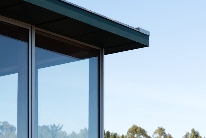 The roof eaves of SP House by (E)StudioRO in Chile