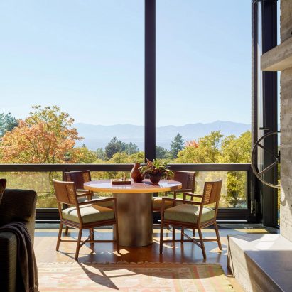Dining room in Wasatch House by Olson Kundig
