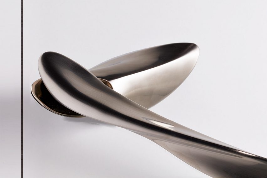 Silver Nexxa door handle by Zaha Hadid Architects and Izé