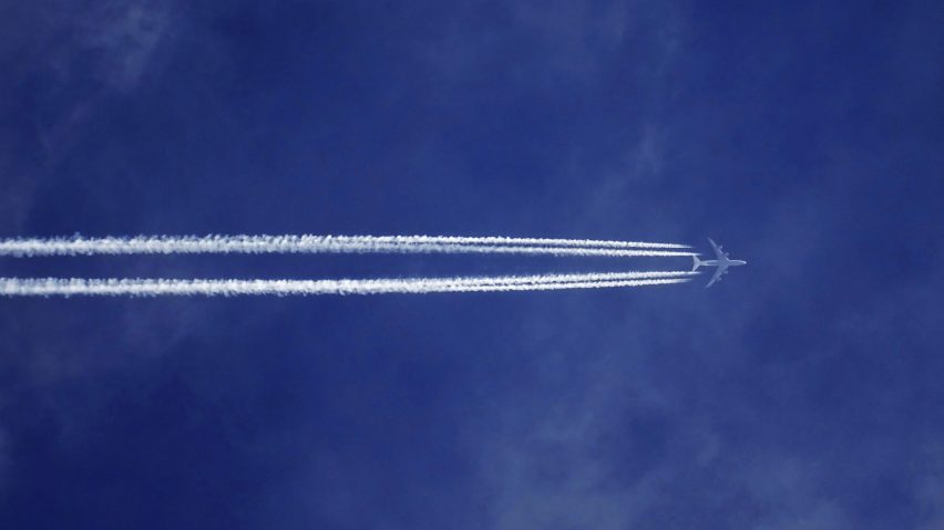 Airplane in sky: Architects Declare "disappointed" with Foster + Partners