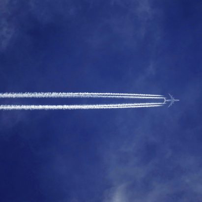 Airplane in sky: Architects Declare "disappointed" with Foster + Partners