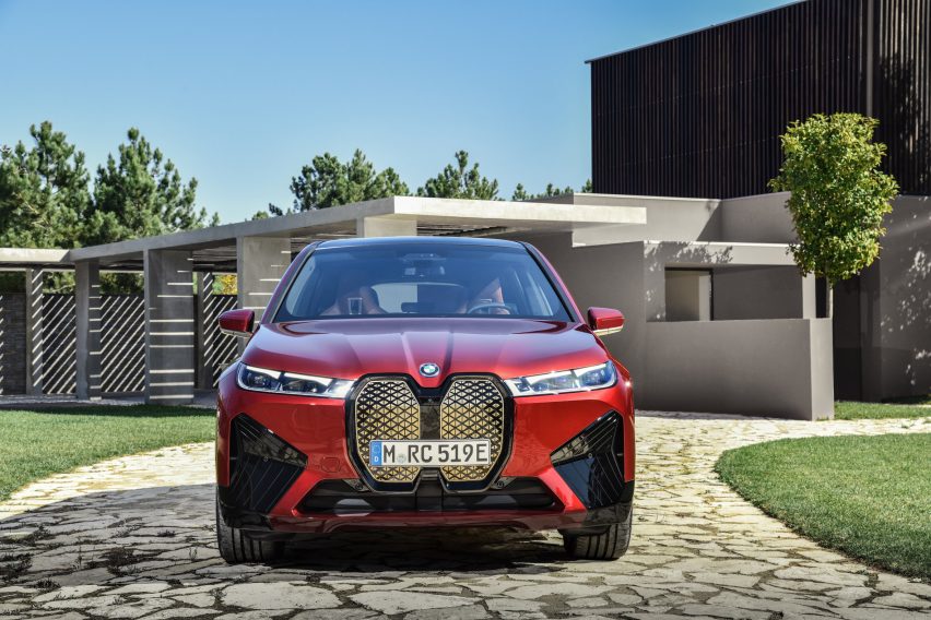 The kidney grille also serves as an intelligence panel 