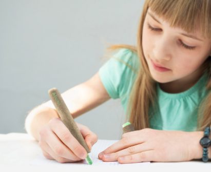 Visual of the compostable Scribit Pen by Carlo Ratti Associati in use