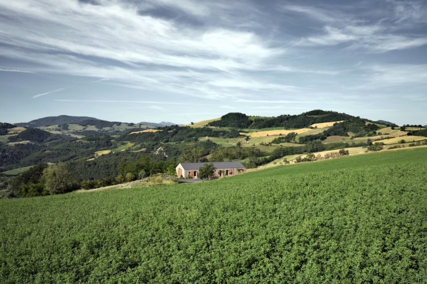 Country House in the Piacenza Hills by Studio Koster
