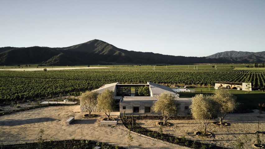 Matías Zegers Arquitectos builds stone courtyard house in Chilean wine country