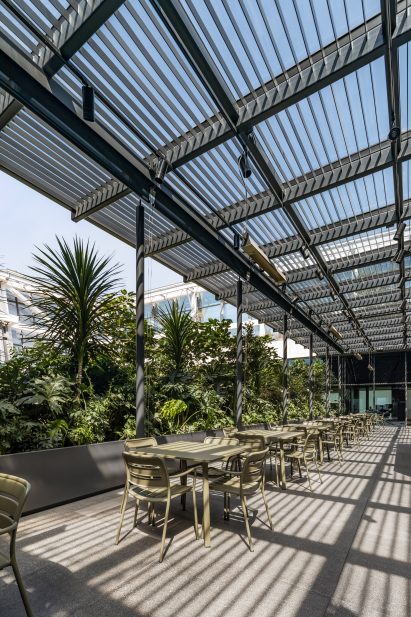 Outdoor terrace in Corporate C by Esrawe Studio