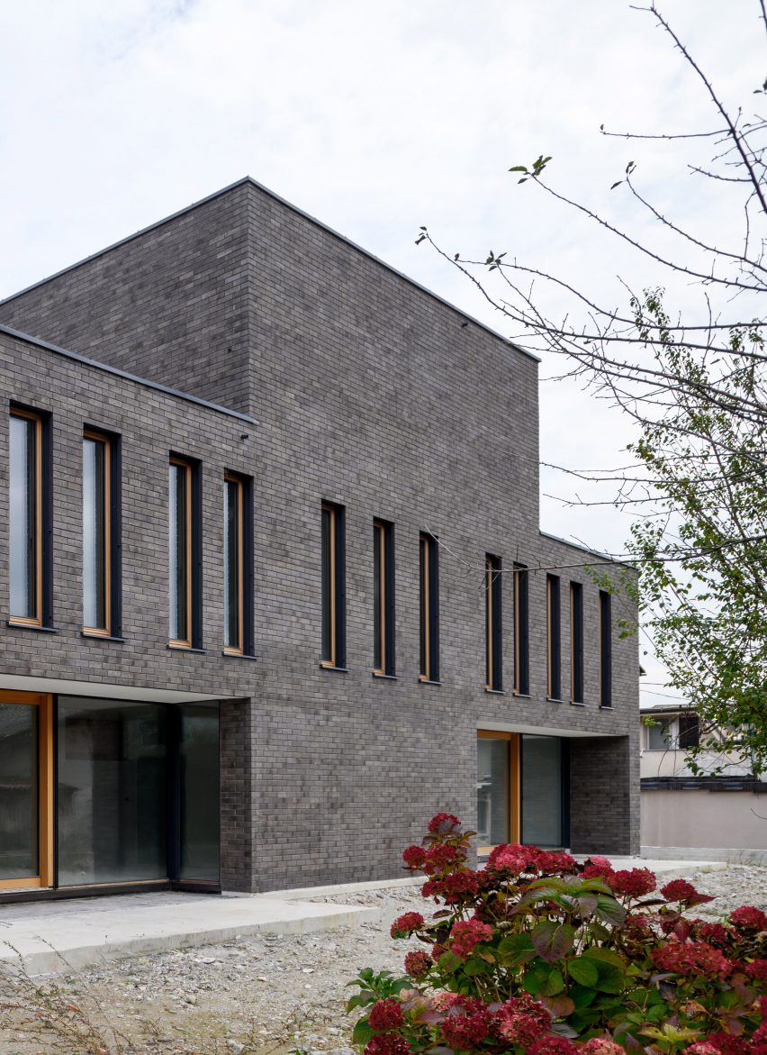 Side elevation of The Double Brick House by Arhitektura