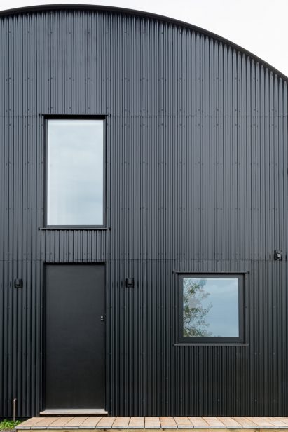 Black steel cladding of DU18 by Turner Works