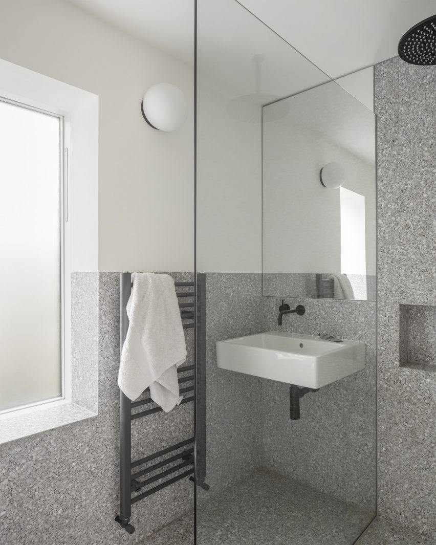 Bathroom of ER Residence by Studio Hallett Ike