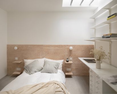 Bedroom of ER Residence by Studio Hallett Ike includes a study