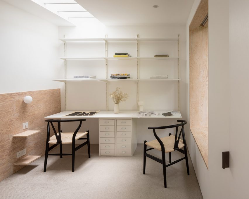 Bedroom of ER Residence by Studio Hallett Ike includes a study