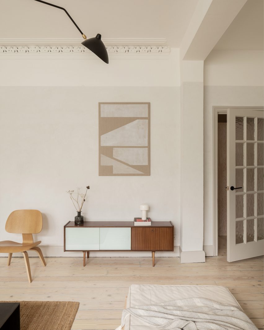 Living area of ER Residence by Studio Hallett Ike