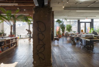 A studio with old concrete columns inside Facilty, Chicago, by Carlo Parente