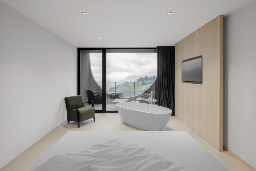 A hotel room in Hotel Milla Montis by Peter Pichler Architecture