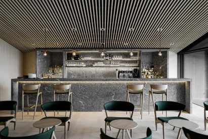 A hotel restaurant with a gneiss bar