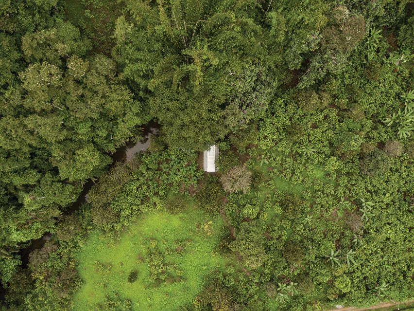 An aerial view of the Huaira cabin by Diana Salvador and Javier Mera in Ecuador