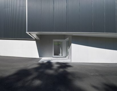 The discreet entrance to the Huamao Museum of Art and Education by Álvaro Siza and Carlos Castanheira