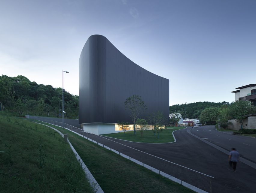 The exterior of the Huamao Museum of Art and Education by Álvaro Siza and Carlos Castanheira