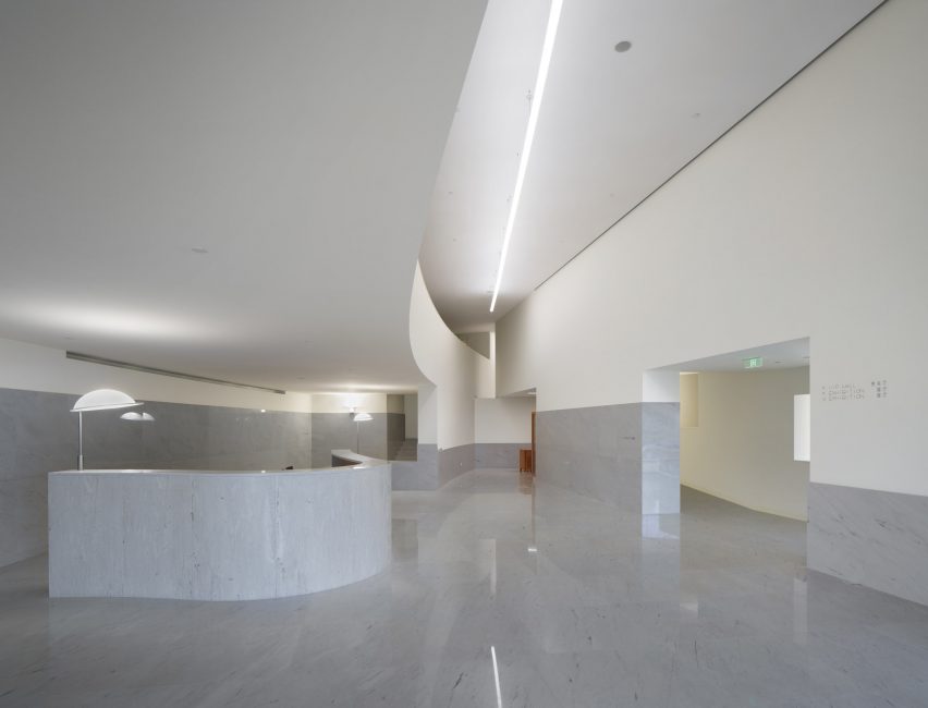 The entrance of the Huamao Museum of Art and Education by Álvaro Siza and Carlos Castanheira