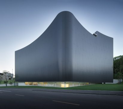 Corrugated metal facade of Huamao Museum of Art and Education by Álvaro Siza and Carlos Castanheira