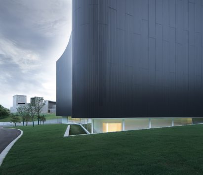 The corrugated metal facade of Huamao Museum of Art and Education by Álvaro Siza and Carlos Castanheira