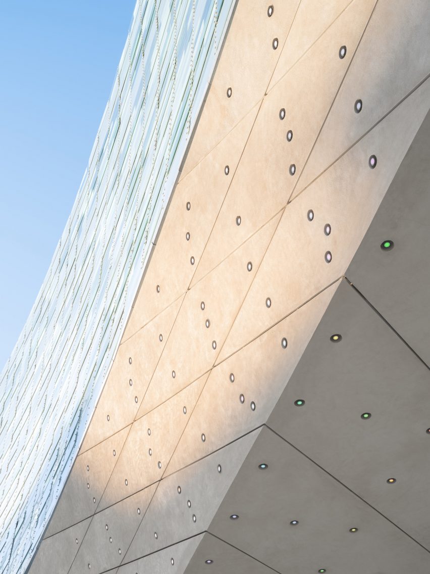 The concrete arch of the Le Monde Headquarters in Paris by Snøhetta