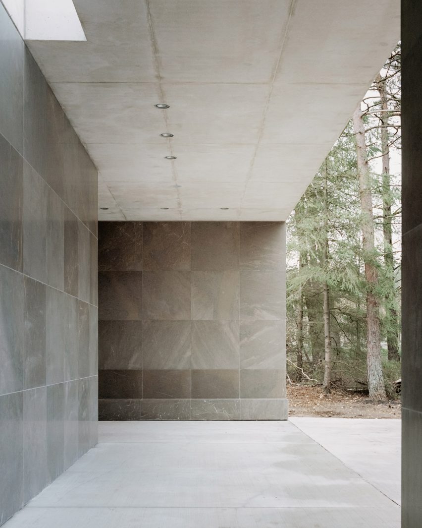 Entrance in Loenen Pavilion by Kaan Architecten