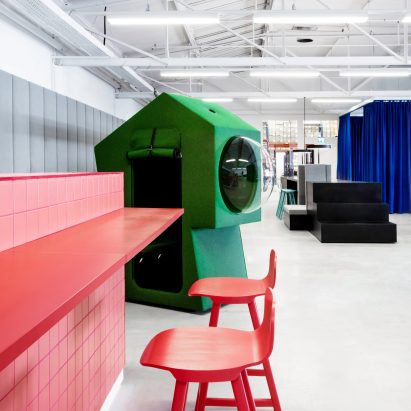 Work capsule and pink bar in LOQI Activity Office by Studio Aisslinger