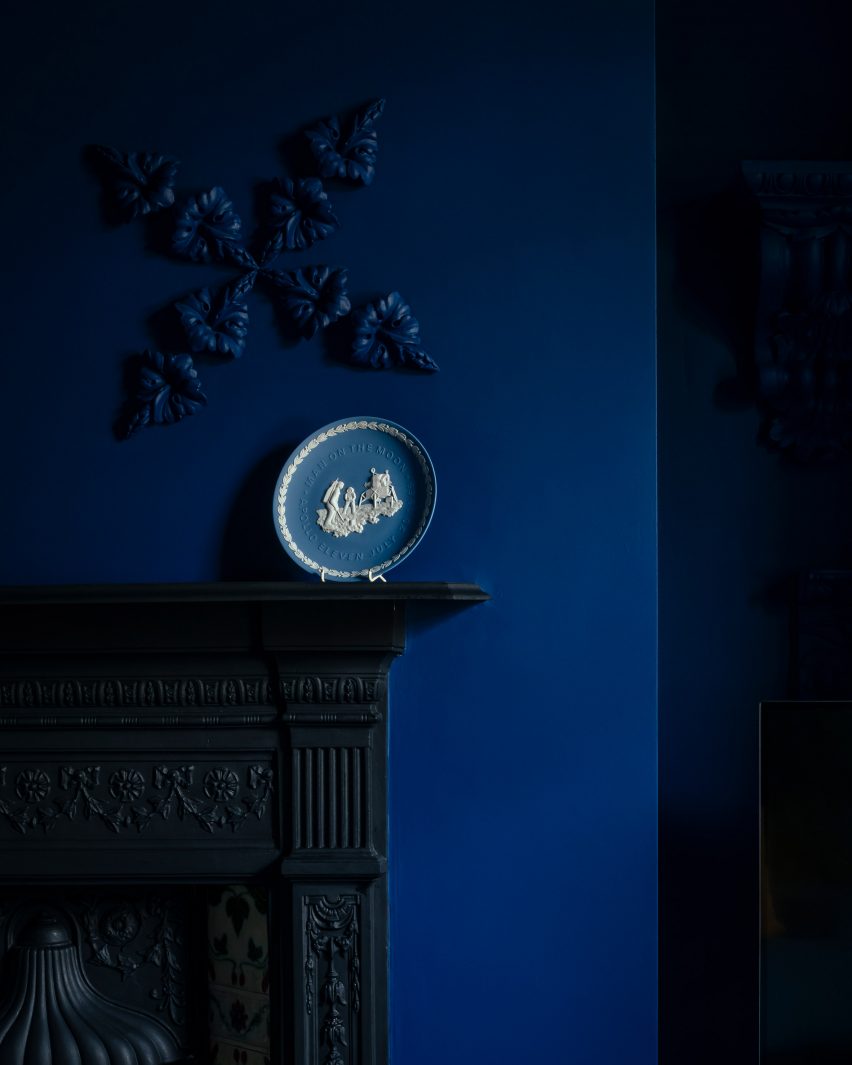 Decorative plate in blue living room of Mountain View by CAN Architecture