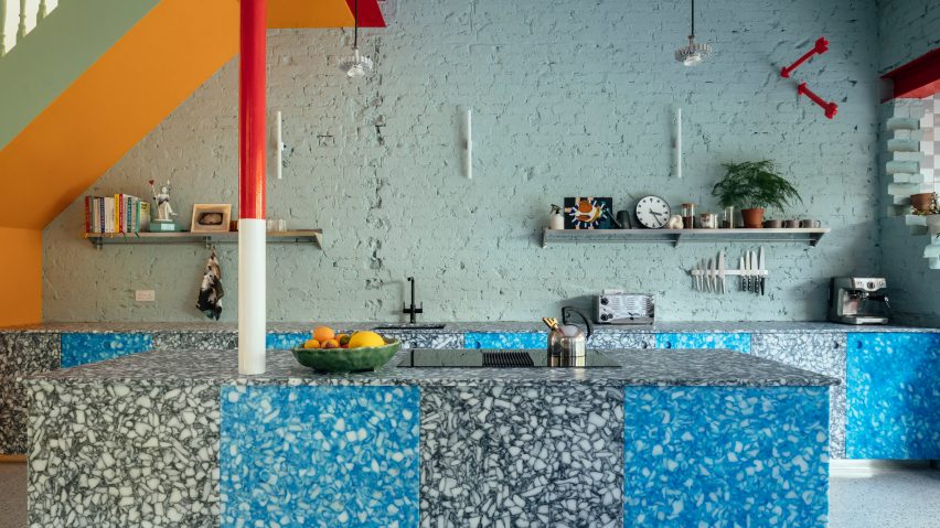 Recycled plastic kitchen in Mountain View by CAN Architecture