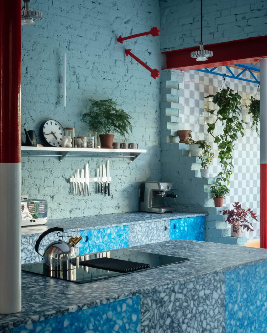 Recycled plastic kitchen in Mountain View by CAN Architecture