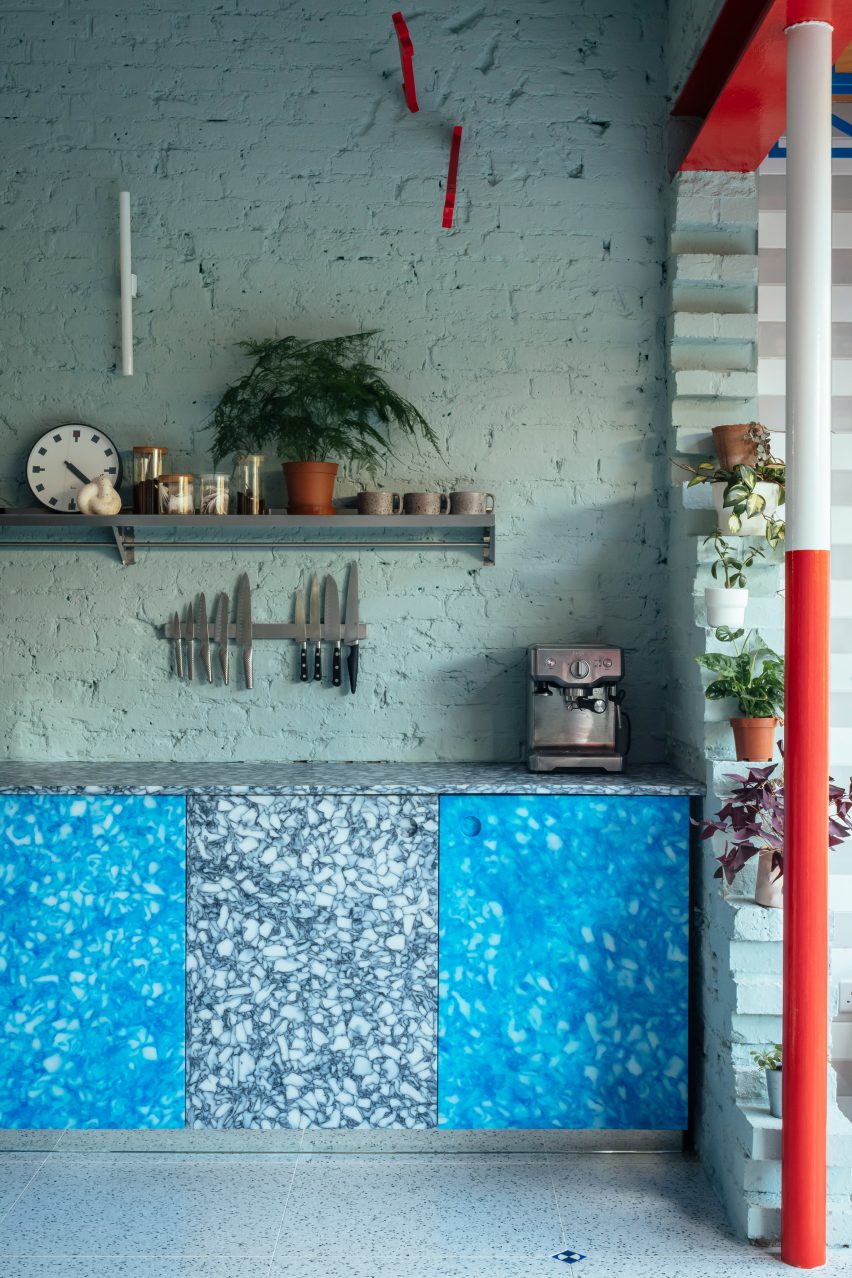 Recycled plastic kitchen in Mountain View by CAN Architecture