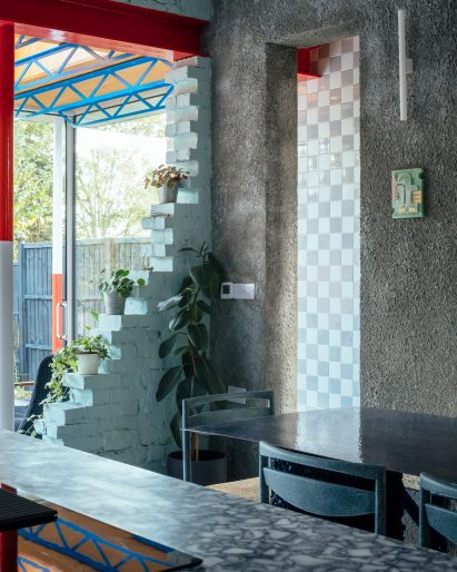 Textured walls in Mountain View by CAN Architecture