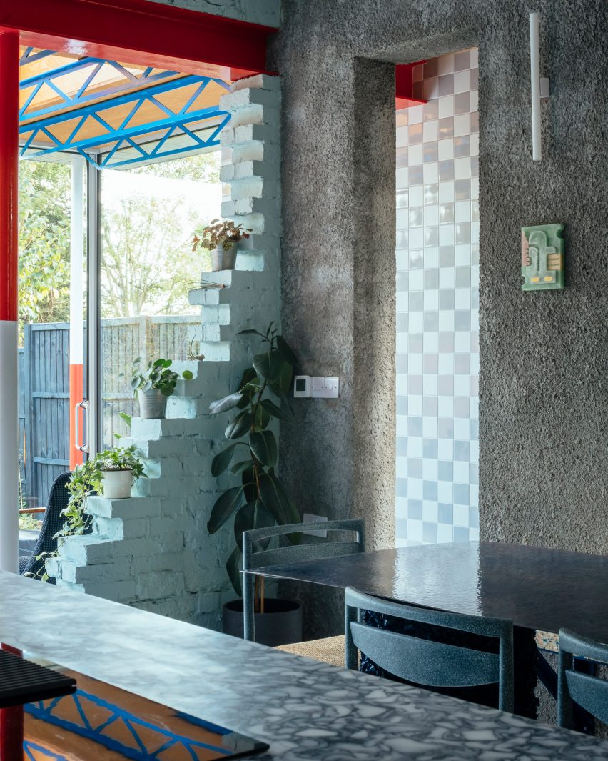 Textured walls in Mountain View by CAN Architecture