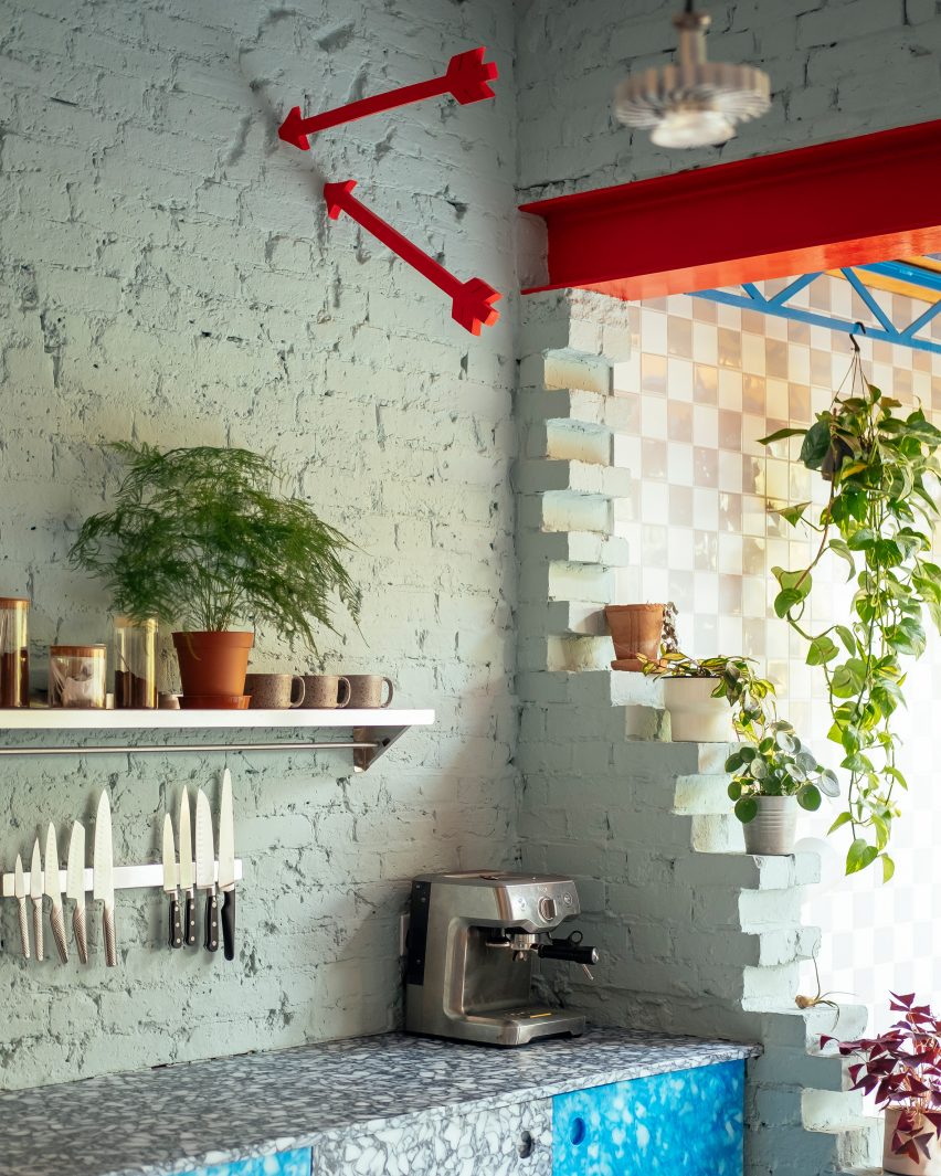 Kitchen shelves and plants in Mountain View by CAN Architecture