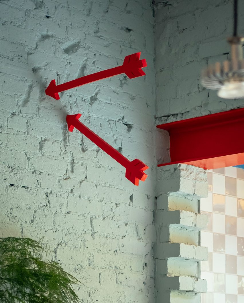 Red arrows in Mountain View by CAN Architecture