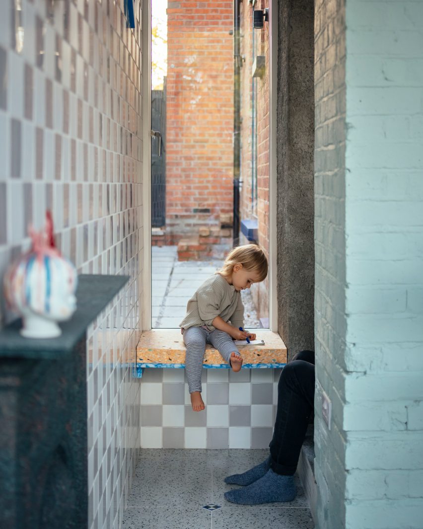 Side passage in Mountain View by CAN Architecture