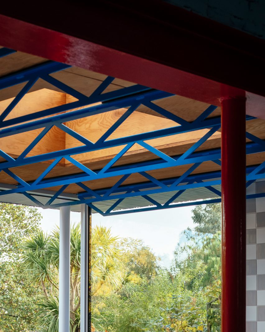 Blue trusses in Mountain View by CAN Architecture
