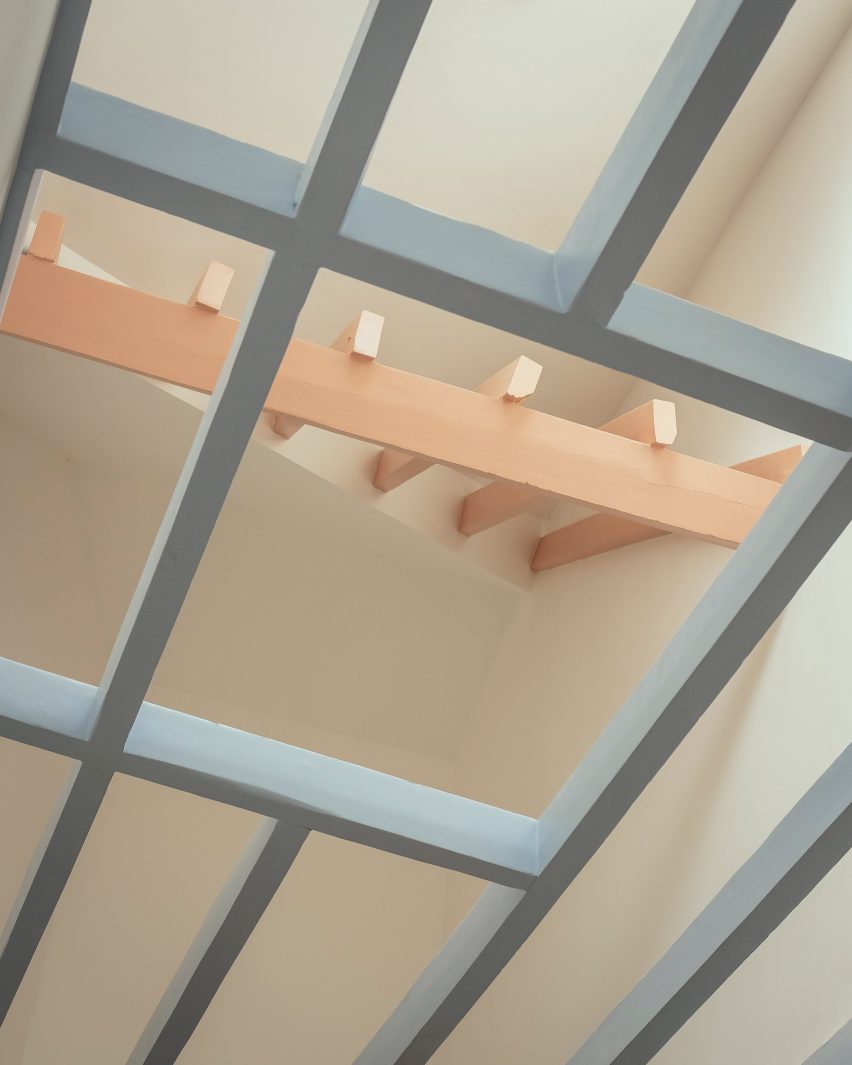 Exposed ceiling rafters in Mountain View by CAN Architecture