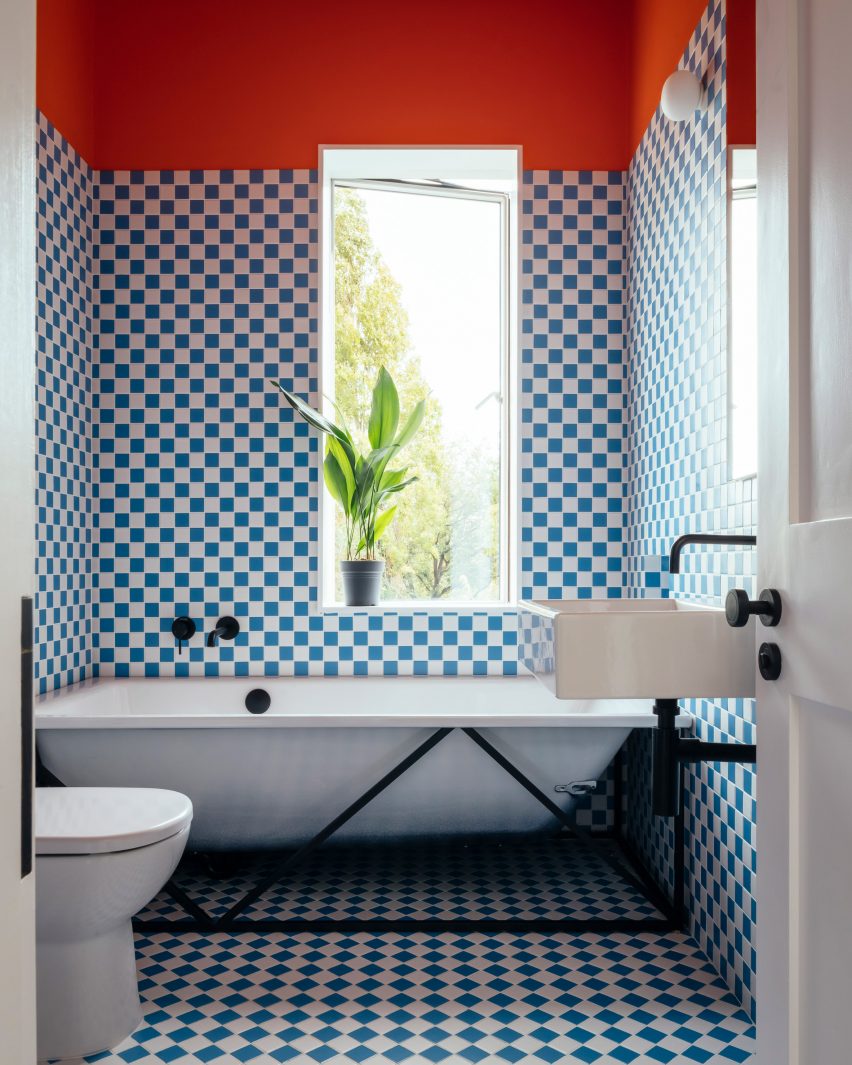 Family bathroom in Mountain View by CAN Architecture