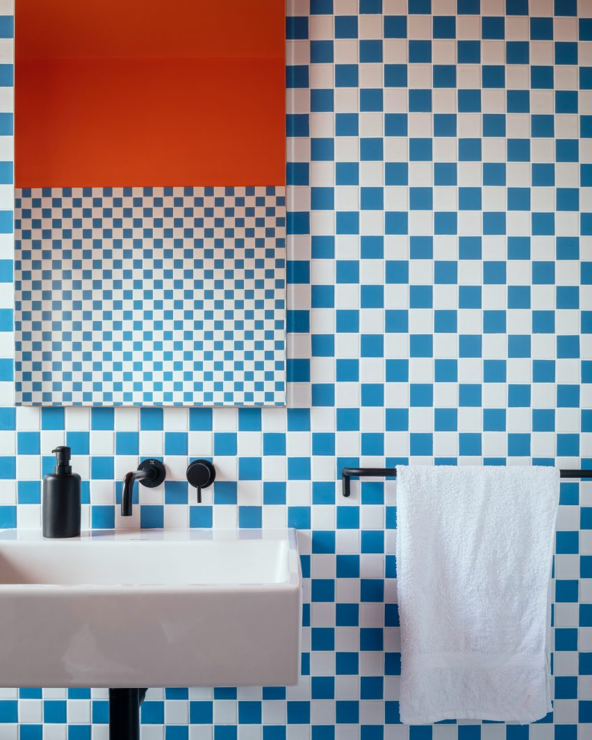 Blue and white tiles in bathroom of Mountain View by CAN Architecture