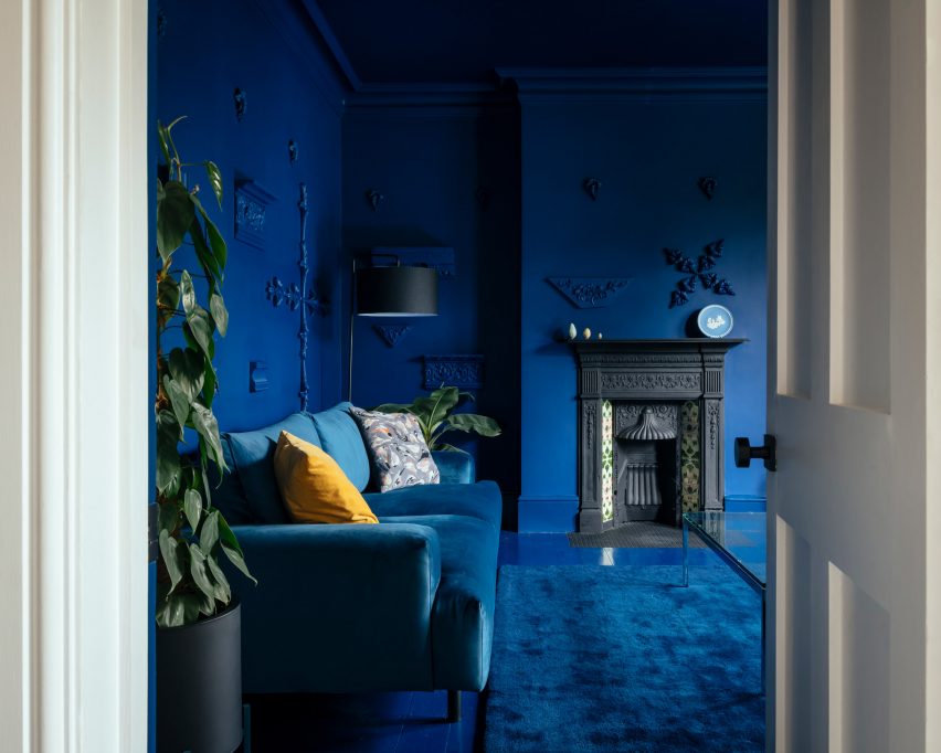 Blue living room of Mountain View by CAN Architecture