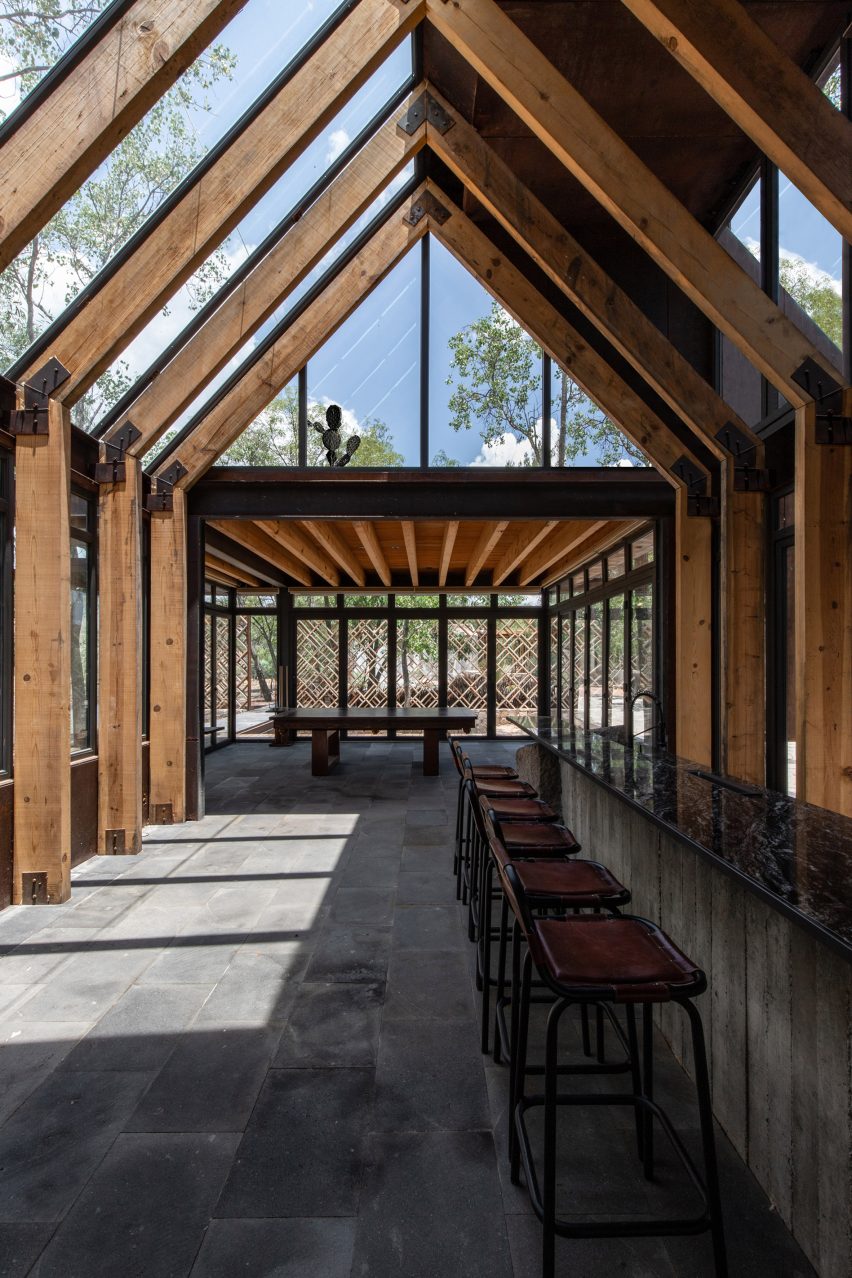 Eating area at Rancho Sierra Allende by Fabián M Escalante H Arquitectos