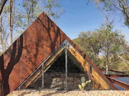 Gabled roofs at Rancho Sierra Allende by Fabián M Escalante H Arquitectos