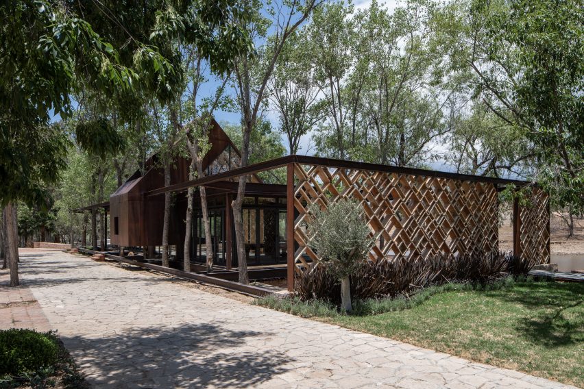 Fence at Rancho Sierra Allende by Fabián M Escalante H Arquitectos